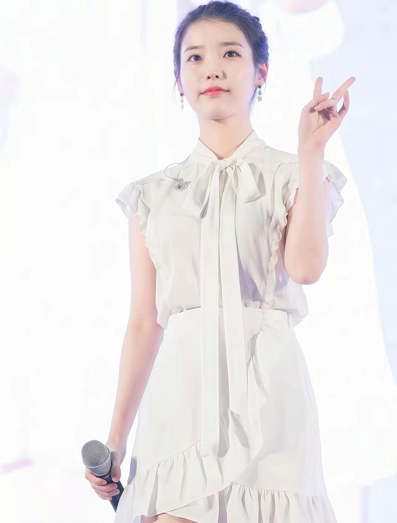舞台上活力四射魅力无穷的IU李知恩vs正装严肃的职业女性IU李知恩，你喜欢哪个清