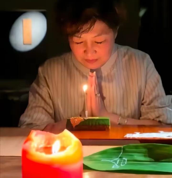 “57岁哈文，突然发文！4月13日，好久没有消息的哈文，在社交平台晒出庆生照，