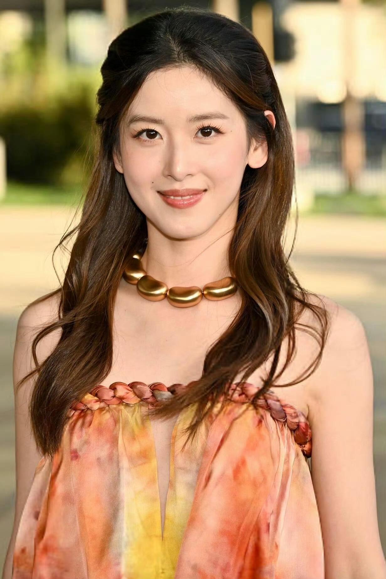 章泽天在洛杉矶出席晚宴的生图确实好美，她的颜值真没得说，这么多年被各种角度拍就没