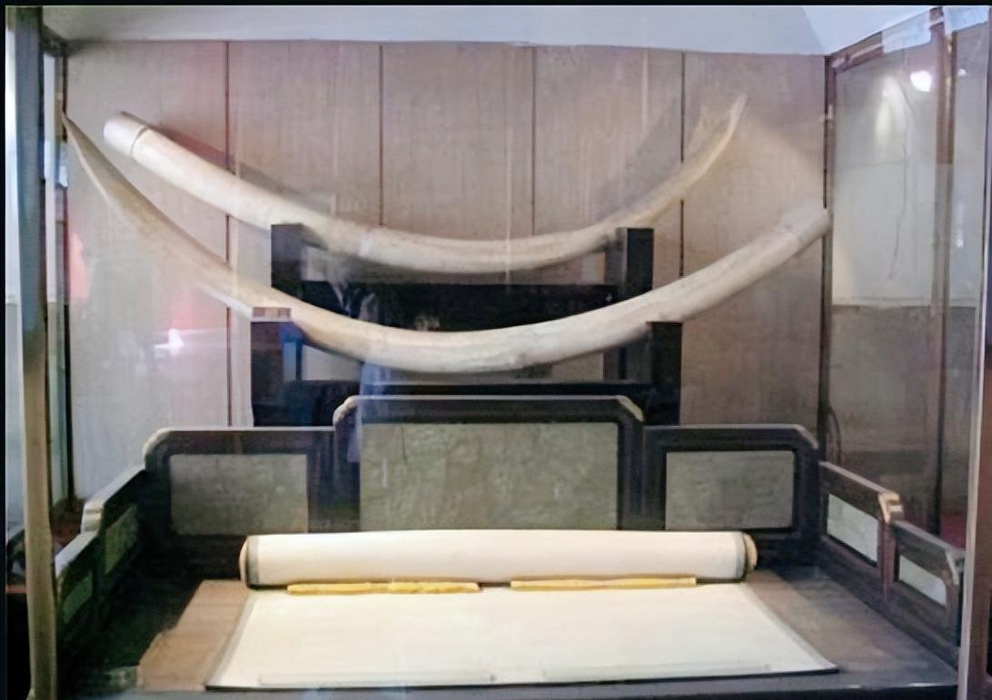 1963年，山东解甲庄，俩男子下乡转悠，来到一户农家。突然，他们瞥见屋中铺着