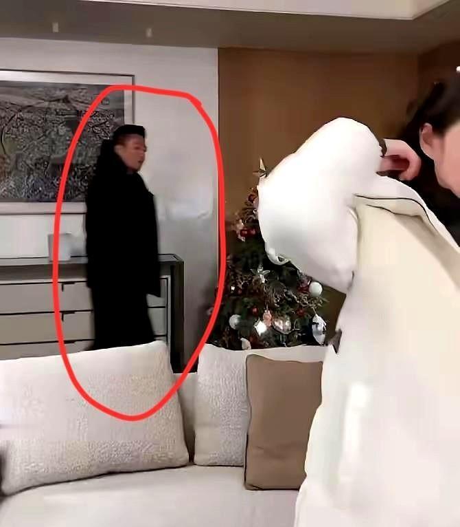 汪小菲一家，正在上演一场教科书级的“亲情献祭”。你看到的不是家庭直播，是精准切