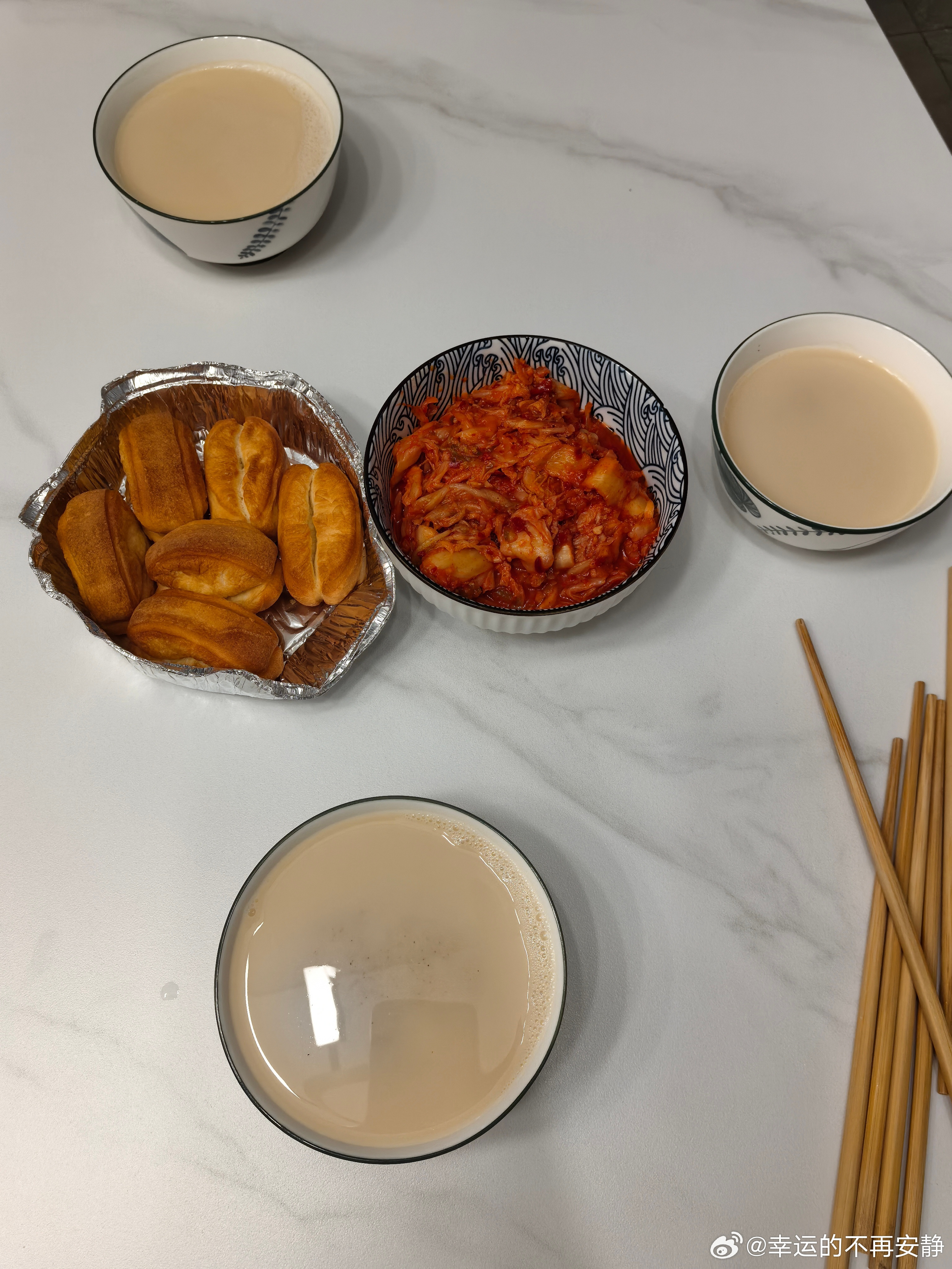 早餐出图，现榨的红枣豆浆，烤的油条，配上辣白菜，绝对的中式早餐，我和队友觉得早餐