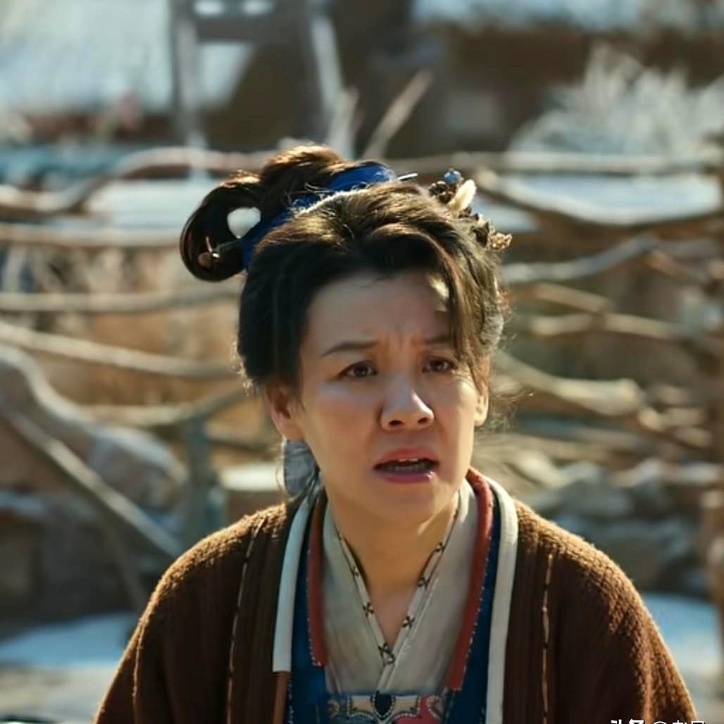 张凌赫、田曦薇新剧《逐玉》里的赵大娘，真是我的互联网嘴替！这剧火得一塌糊涂，