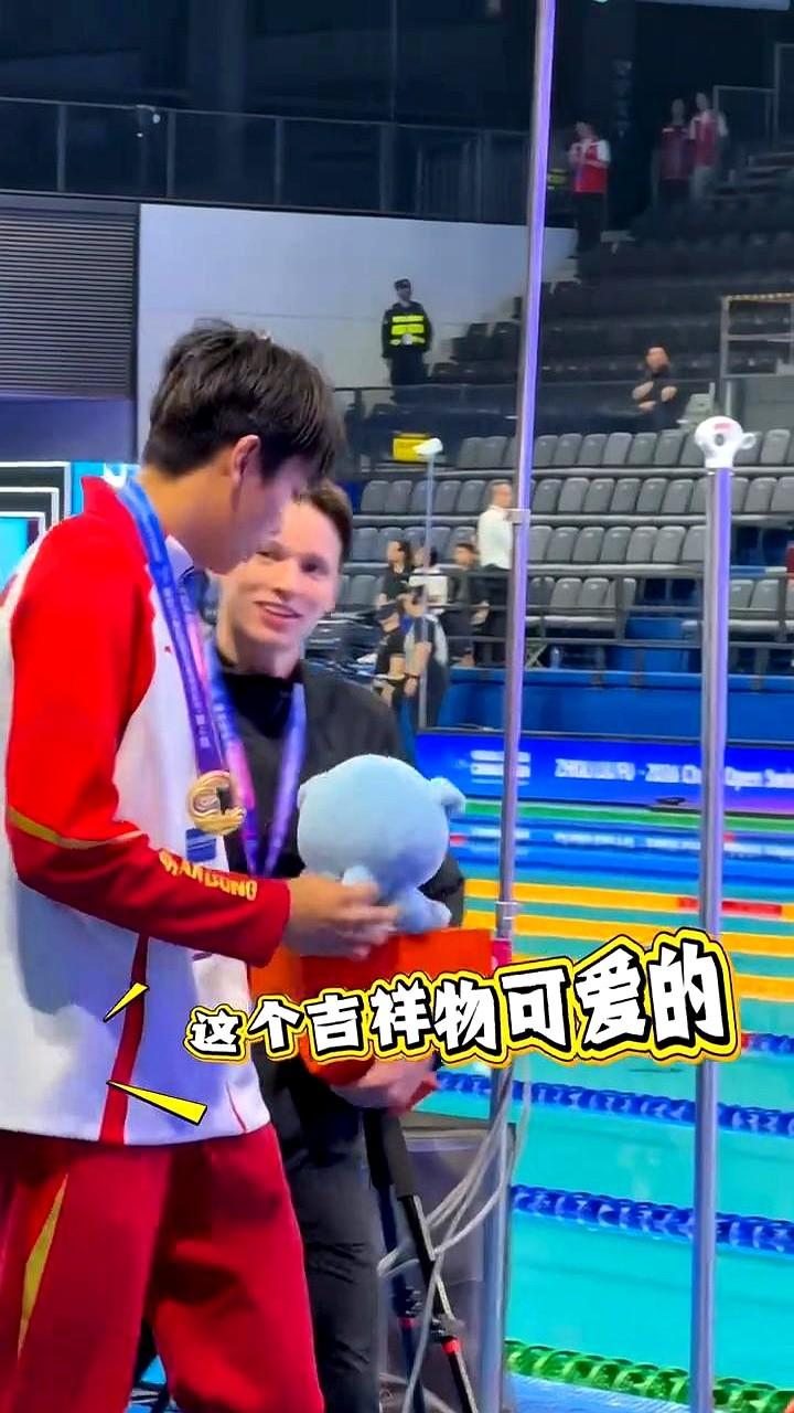 18岁！这小孩真敢赢啊！深圳的泳池都快炸了！山东小伙张展硕，直接把奥运冠军、