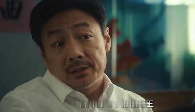 继续追剧《交锋》。在此剧中，演员祖峰饰演的朱应甲，是台湾情报局的上校组长。