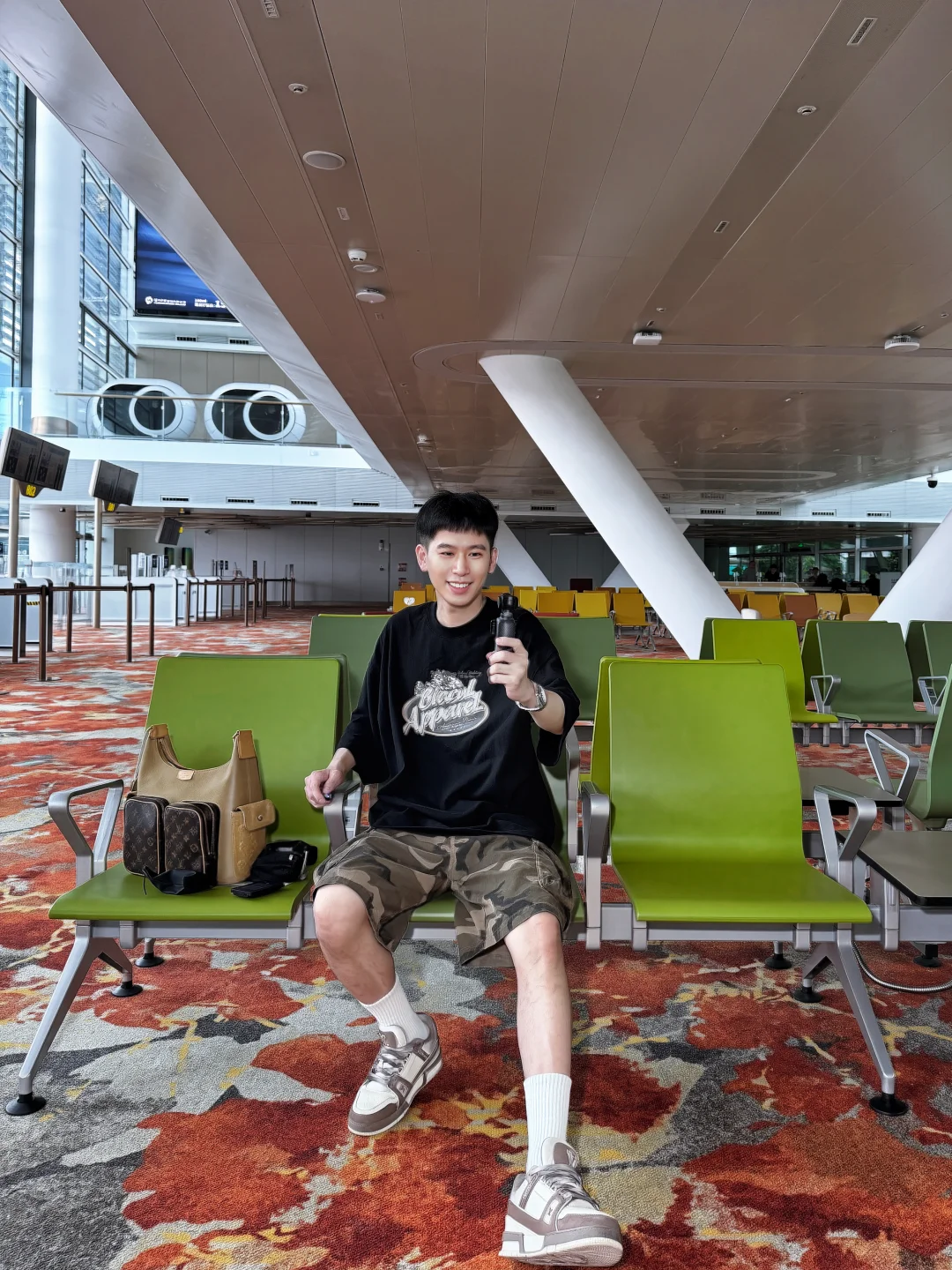 广州白云机场T3你的地毯真的很难推动行李箱