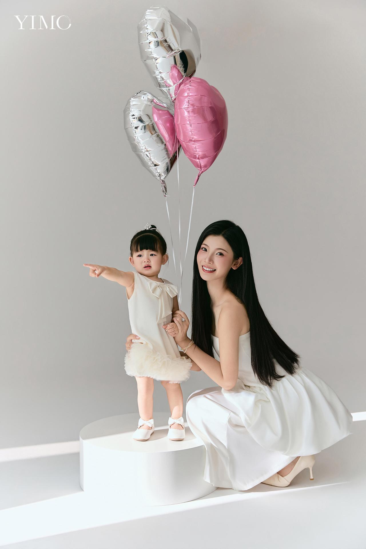 浩浩妈王星辰亲子写真，当妈了还是少女感十足！