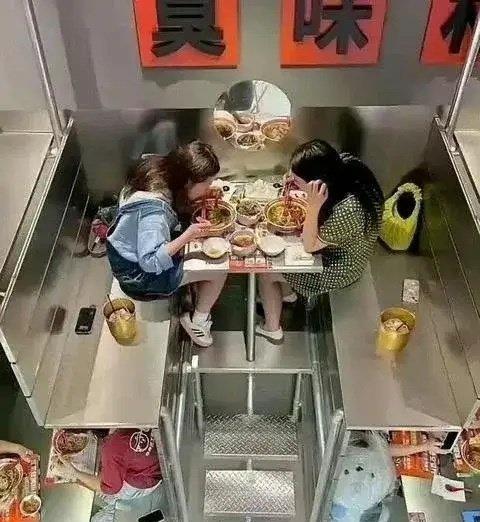 这种餐厅是AI出来的，还是真的有这种餐厅？