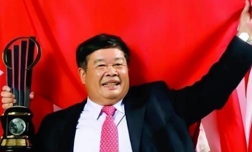 1989年，福耀的财务经理经常带女人回宿舍过夜，曹德旺知道后，不但没有责罚他，还