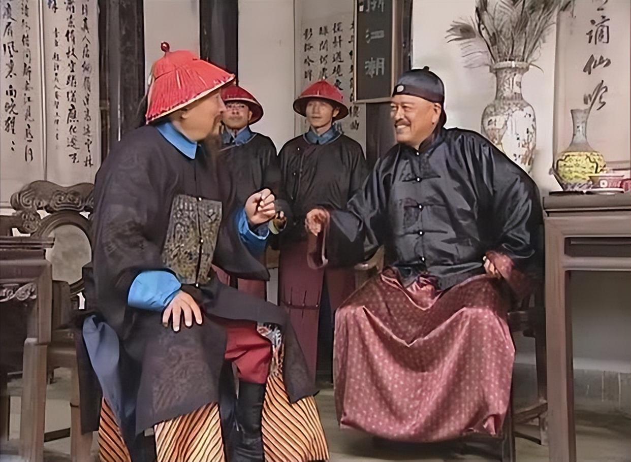 光绪八年，军机处大臣变成了6个，大臣们都慌了，因为，从军机处设立开始，只要大臣人