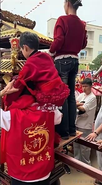 终于搞懂妈祖天选人乩童小姐姐痛哭的原因，原来是被欺骗了，10年都是她当乩童，今年