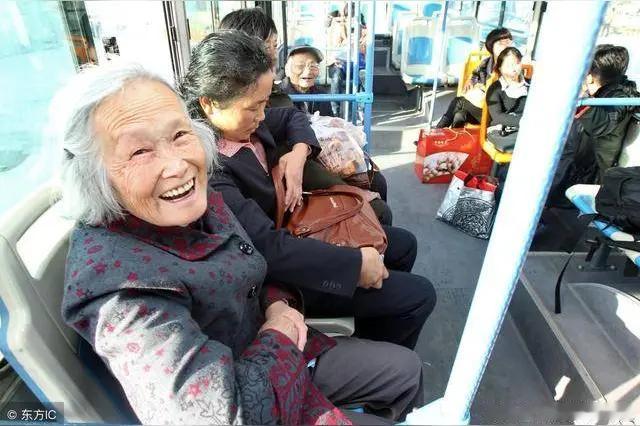 谁该给谁让座？一个老头和一位老太太同时上了公交车。车上只剩余一个空座位，老太太