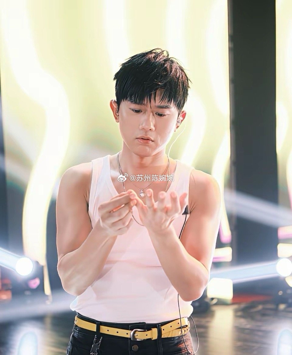 张杰，冲上热搜！3月5日下午，陷入“出轨”风波的张杰，突然冲上了热搜，这次他传来