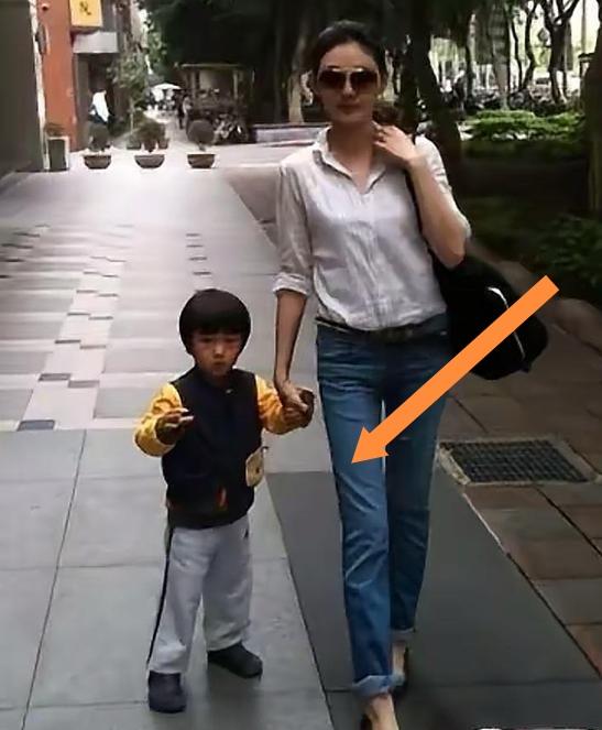 其实大S生完二胎儿子后，身材恢复得相当不错，几乎回到了婚前的状态，整个人十分苗条