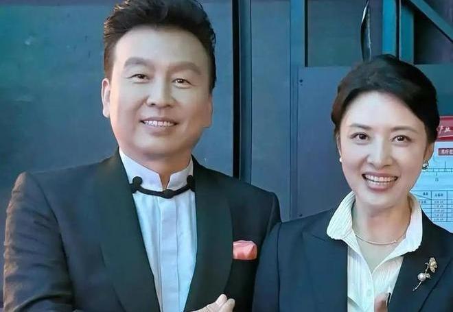 她离过婚，但他等了七年。不是砸钱，玩的是暗恋。央视一姐转型最难的时候，他调动