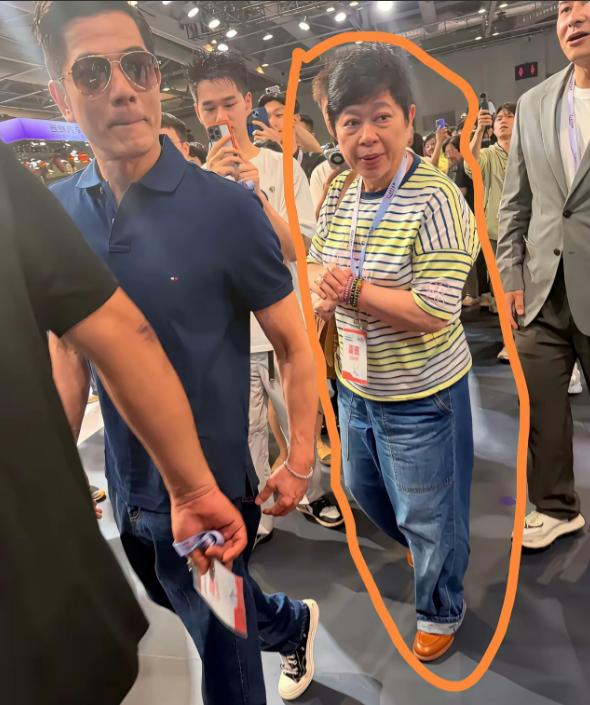 这是郭富城经纪人小美，已经60多岁了，本以为是什么明艳大美人没想到就是普通大妈。