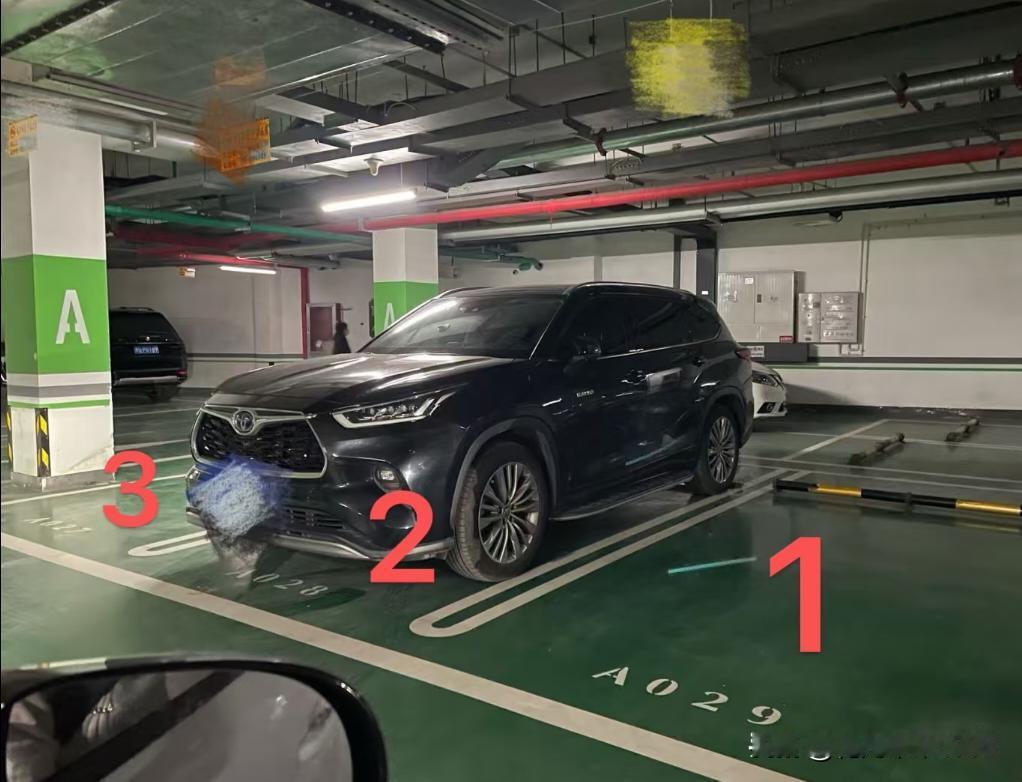 求助！1号是我的车位，2号车主是个老大姐，但停车技术很差，前几天到车入库把3号