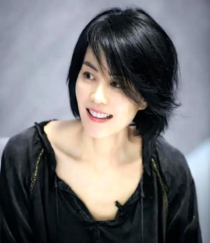 那英用了一个词形容王菲：麻木。何炅吓得赶紧在台下摆手，让她换个说法。那英改