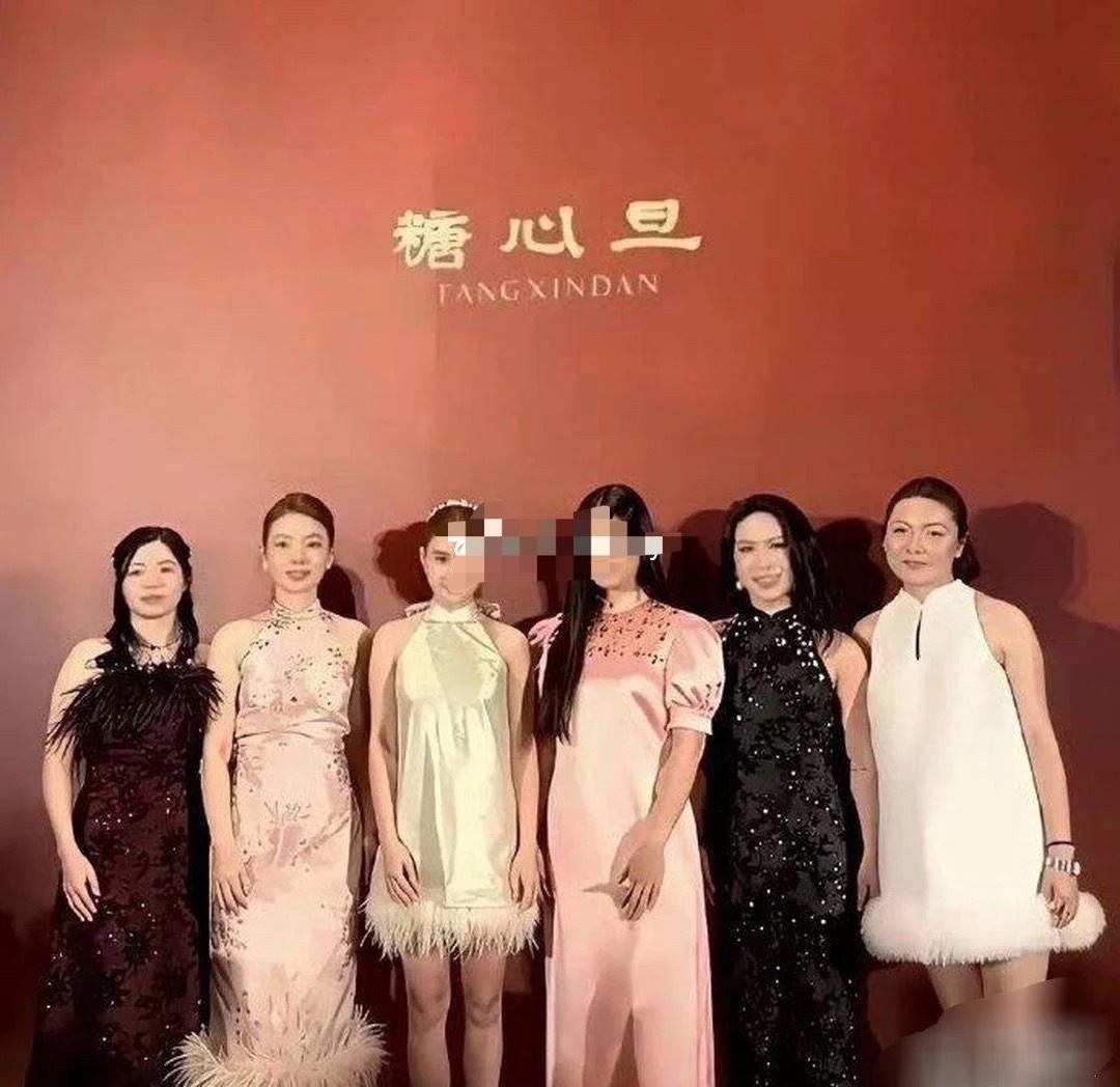 没想到王诗龄在一堆少金里这么显大