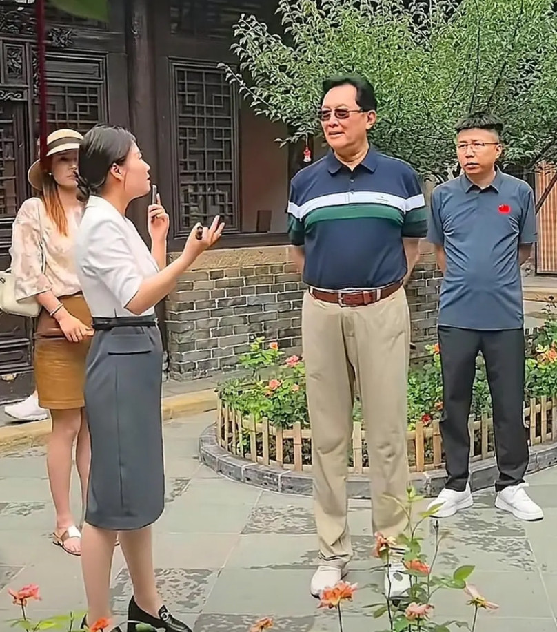 73岁的唐国强犹如一位小巨人般身躯挺拔，穿着时尚又有型。最近他现身山西省晋城市旅