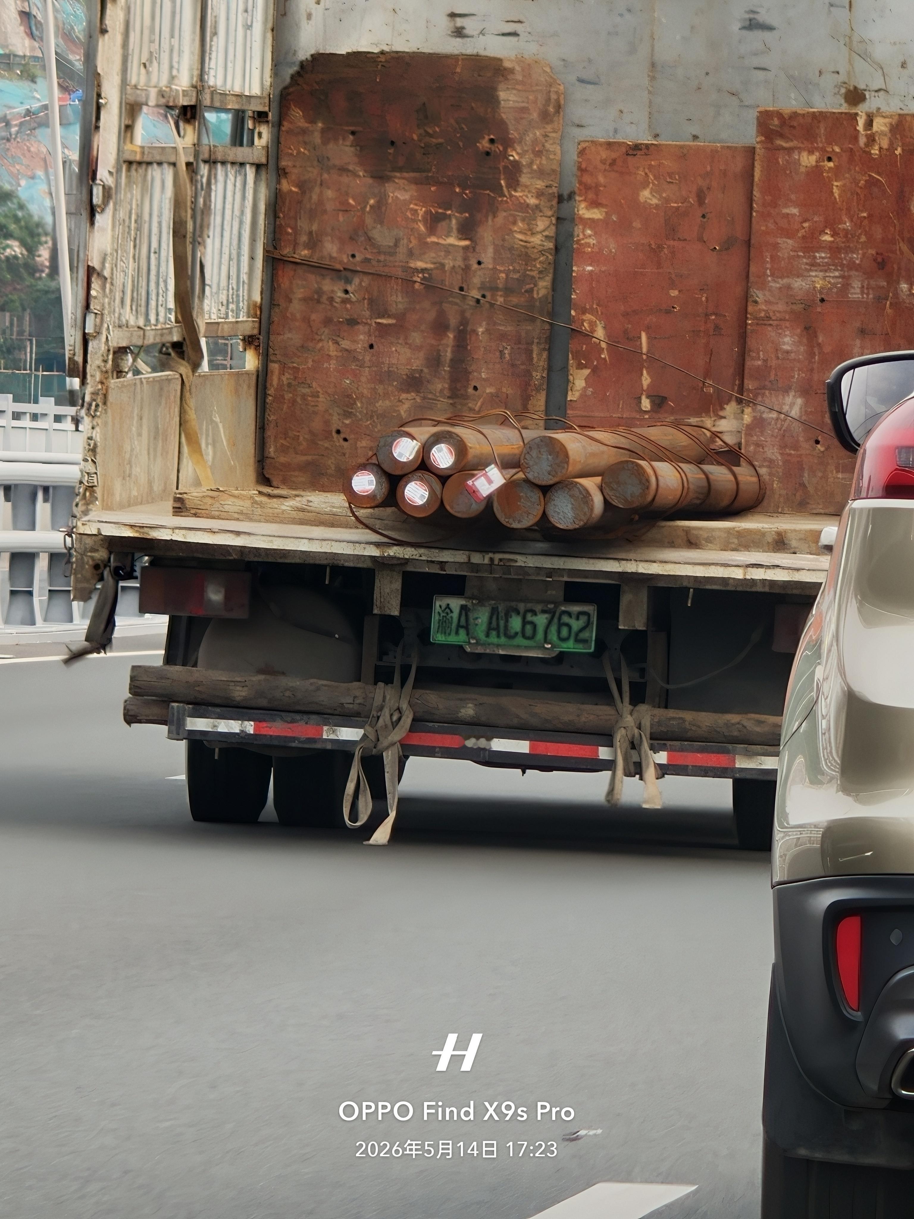 我很怕路上敞篷拉钢管的车，万一嗦下来，后面的车就完蛋了，😱😱