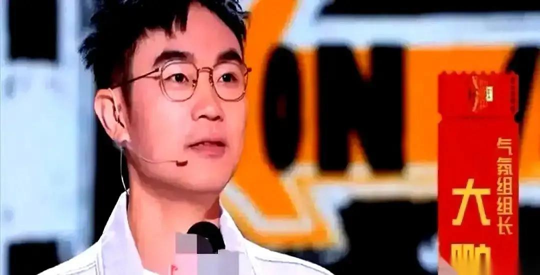 赵本山送给大鹏的第一个礼物，是一张铁岭公交卡。2010年，大鹏正式拜师。赵