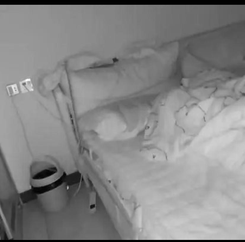 泪目了！浙江杭州，妻子半夜突发疾病，男子着急把妻子送往医院，家里没有其他的人帮忙