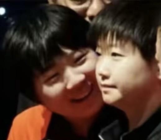 王楚钦和孙颖莎最终还是并肩合影了！多哈赛场，热情的观众们用他们的热情和期盼，