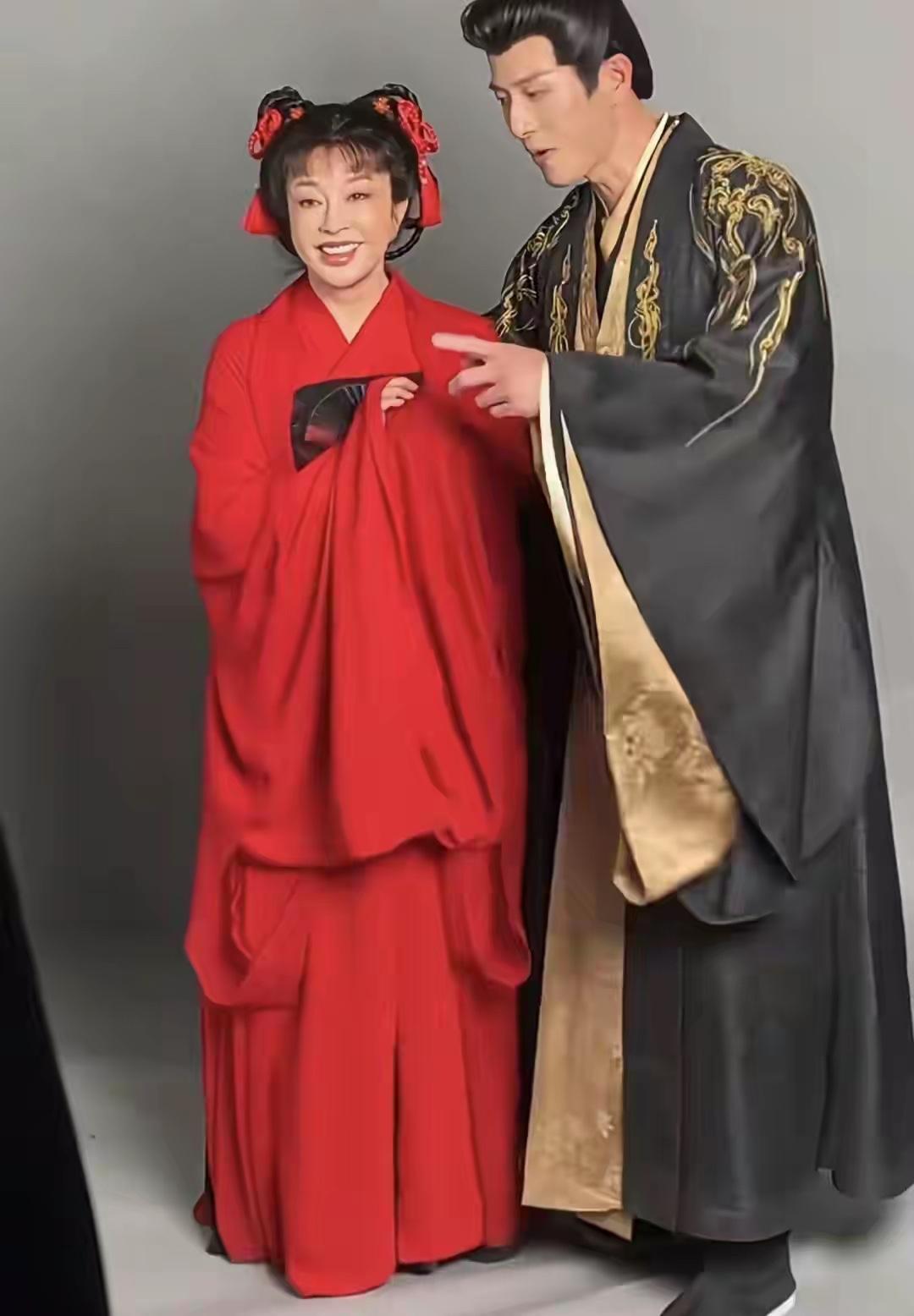 自己不尴尬，尴尬的就是别人。刘晓庆和小30岁的男演员演感情戏。很多观众看了