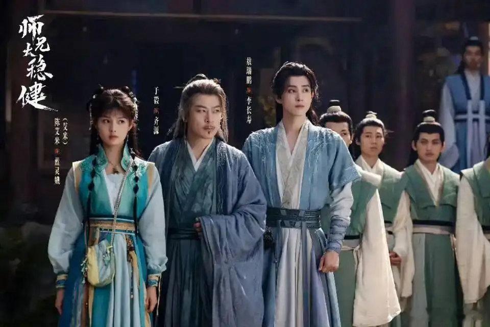 给最近的热播剧排个名，你喜欢的能上榜吗？1️⃣师兄太稳健✨主演：敖瑞鹏、孙珍妮播出平台：爱奇艺&优酷