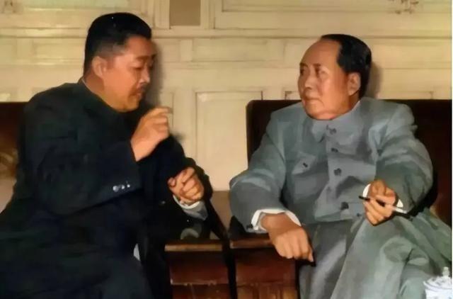 1954年，贺龙调任国家副总理。有一次，贺龙去参加一个重要会议，毛主席和贺龙两人