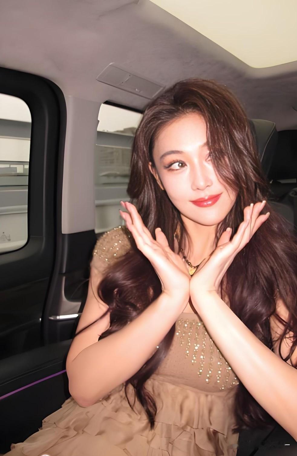 《爱在山海间》开播，我发现一个特别有意思的事儿，就是剧中饰演女主苏可的张