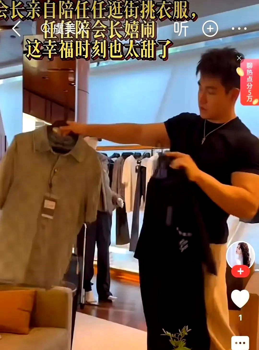 于文红被拍到陪任任逛杭州大厦，刷卡买春装，全程拎包。大家翻出她去年晒罗兰