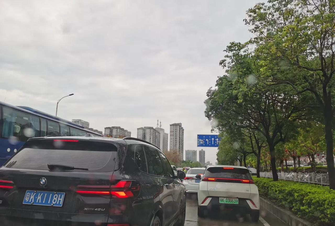 老实讲，现在地方电台、电视台没什么人看了，这和主持人讲普通话有关系。不管是新闻，