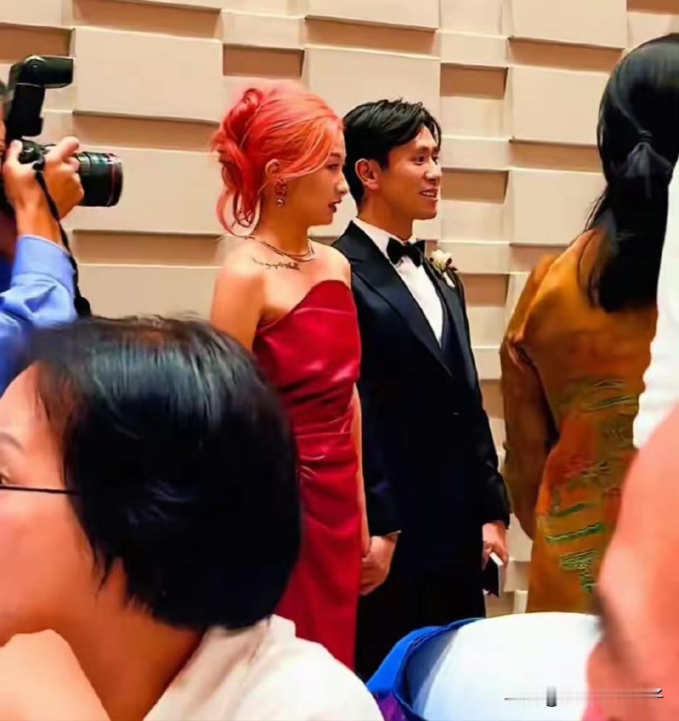 女儿刘一丝出嫁,刘欢老师笑得合不拢嘴,两鬓已经花白!10月27日,久未露面的歌