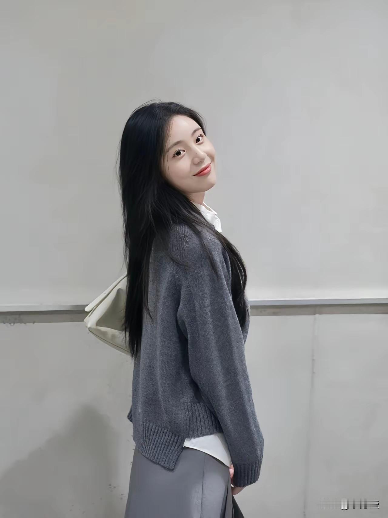 温柔微笑，简约穿搭，元气满满的一天！🌞👗👜