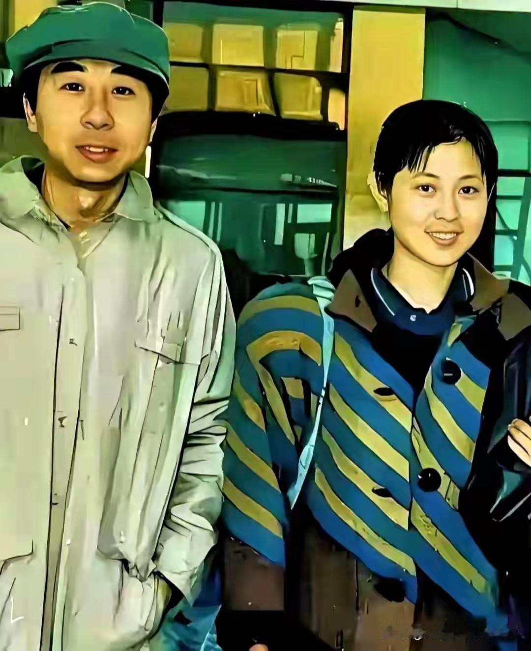 戴帽子比较瘦的男明星是无人不知无人不晓的冯巩，小品和相声都演的出神入化，跟多人认