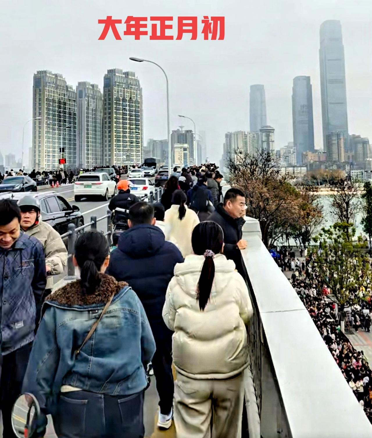 各位网友：正月已来到，看看长沙的橘子洲头。不管是橘子洲桥的上面