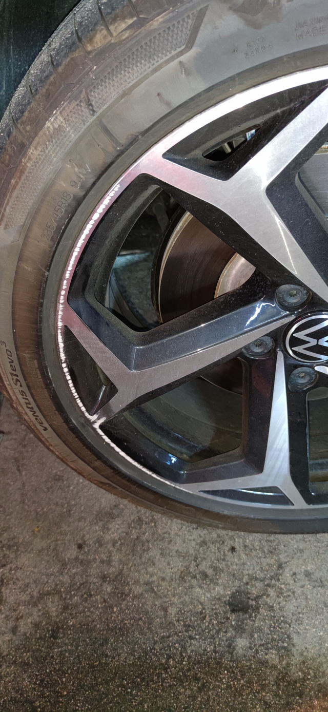 牙膏能去轮毂滑痕今晚上眼神不好，侧方位停车，刮了，右前轮。找了修理厂朋友看看