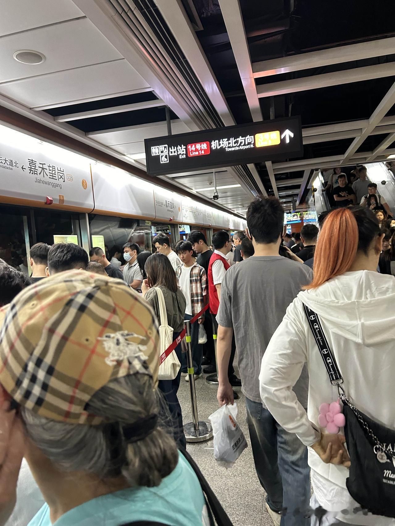 这是广州市地铁3号线嘉禾望岗至广州东站这段路上地铁里的拥挤现状。够震惊的吧？这