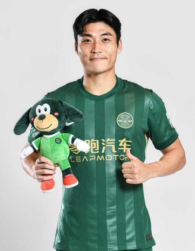 朴镇燮会不会送约翰从成都蓉城下岗。开场3分42秒，浙江获得定位球，程进助攻朴