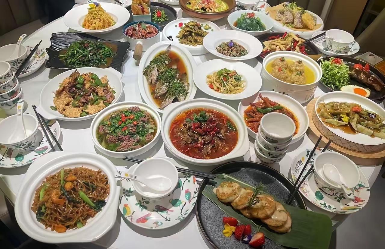 公司聚餐，经理却不让大家饮酒，怕出事。喜欢喝酒的工人说：“吃饭不喝酒，那聚餐还有