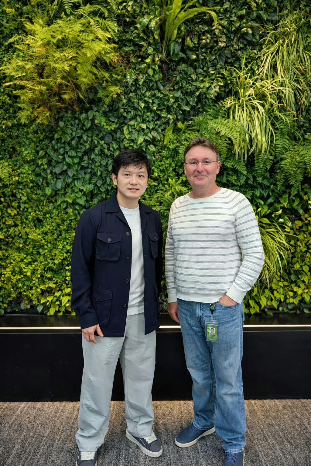 樊振东与英伟达副总裁合影！4月21日，英伟达副总裁社交媒体上晒与樊振东合影，