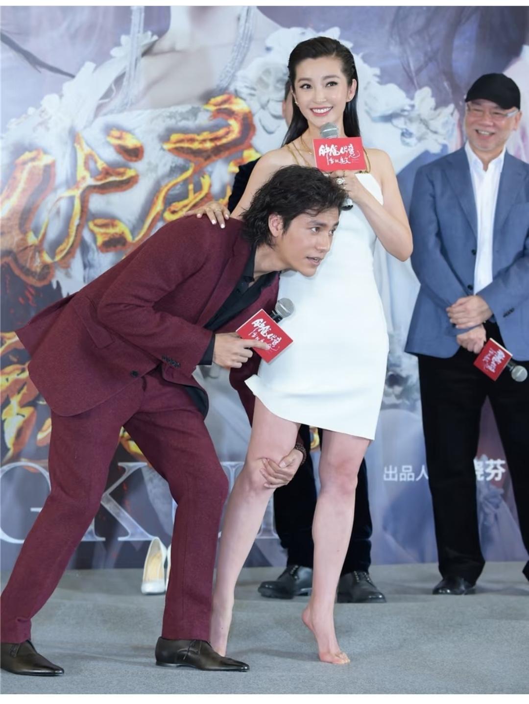 腿上的肉肉显得脚丫子好小。。