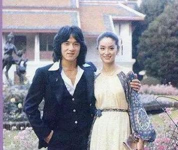 成龙跟林青霞的珍贵合影，那个时候的成龙看着好年轻。成龙在我们的映像中都是以大哥