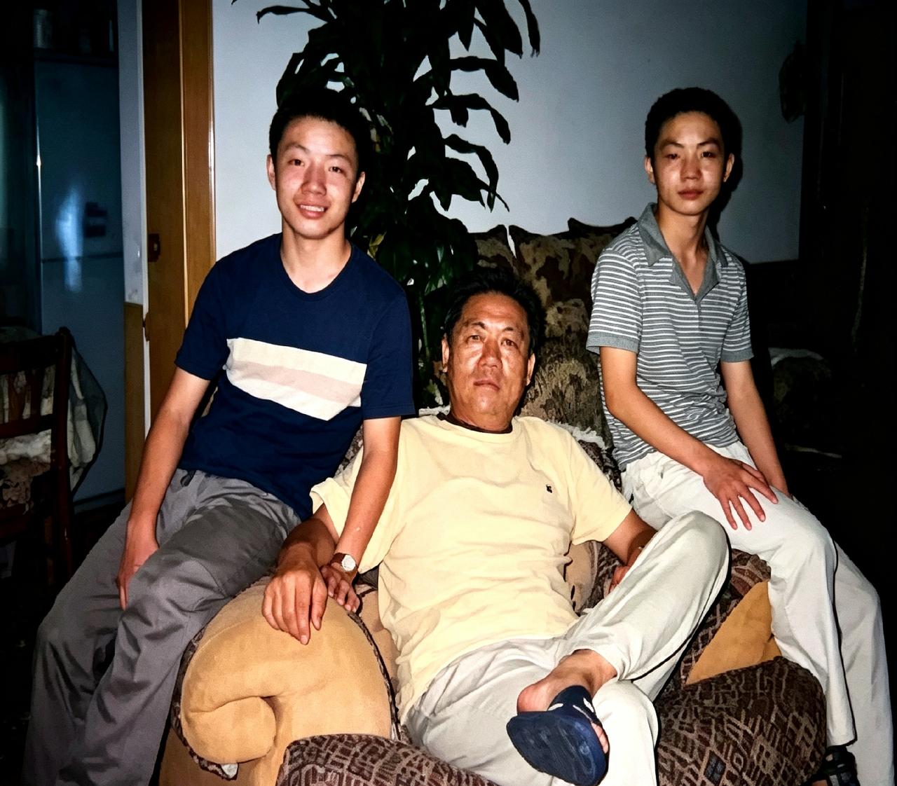 老照片里的是90年代的崔培军和俩儿子窝在沙发上，笑得实在。没手机没网络，日子过得
