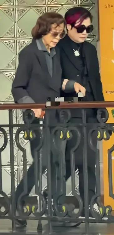莫文蔚的妈妈莫何敏仪现身施南生的追思会，送别同行挚友最后一程。莫何敏仪和施南生
