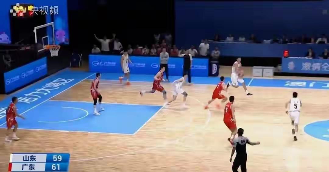 广东和山东这两支U18的一场冠军争夺战，从跳球开始，一直到结束，打的精彩纷呈，而