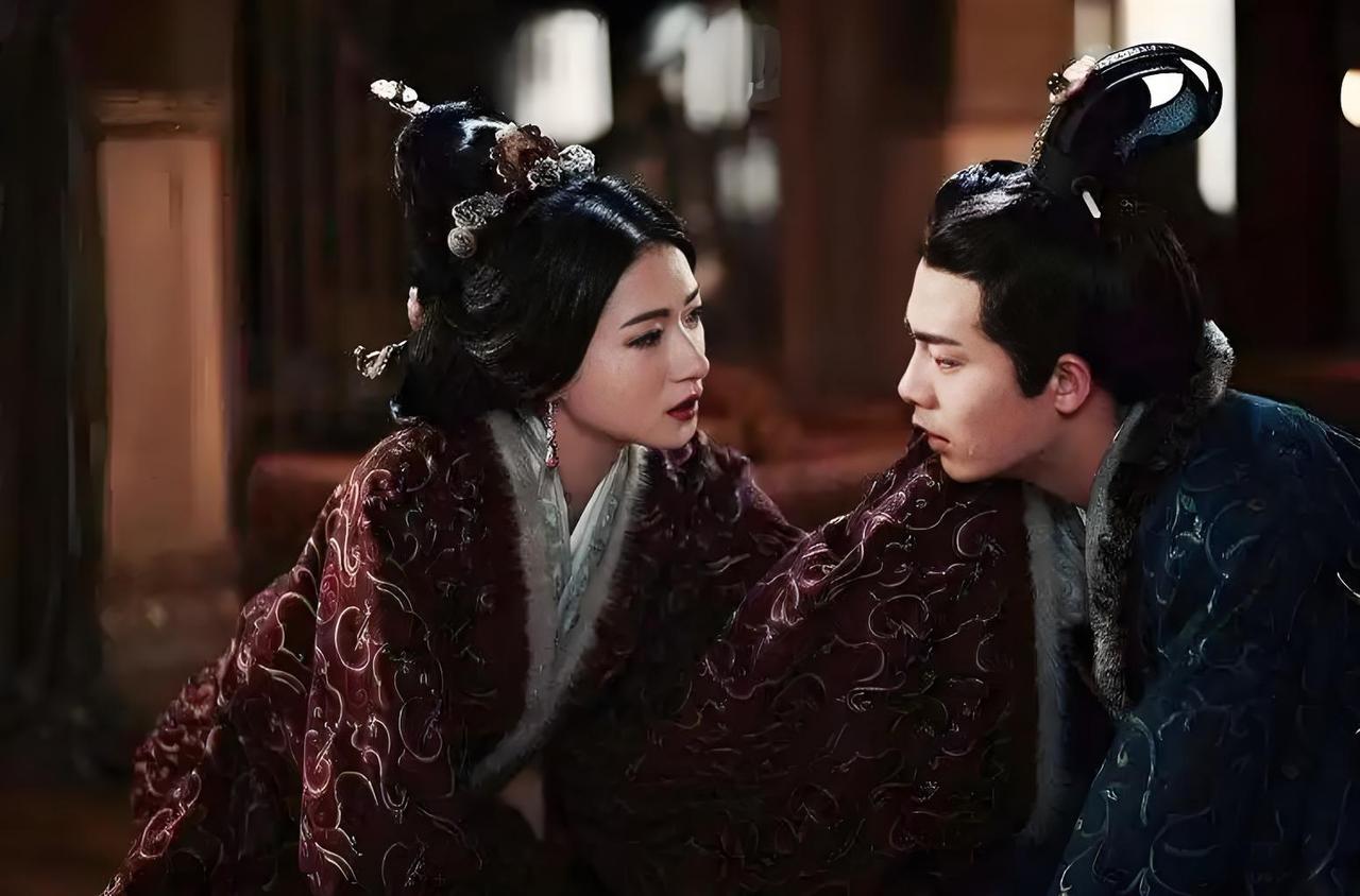 公元214年正月，许都的宫墙内没有喊杀声，只有斧头劈开砖石的闷响。这不是战场，却