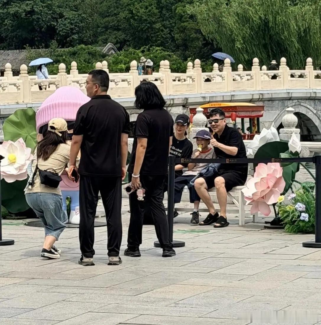 有网友在北京北海公园，偶遇陈建斌蒋勤勤，还有他们的小儿子锵锵！人逢喜事精神爽，夫
